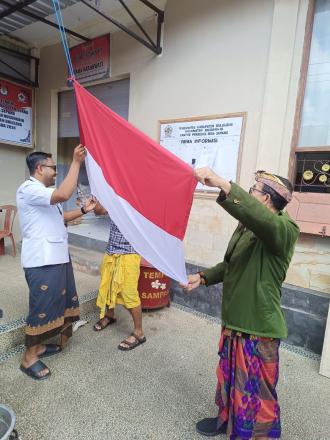 Perbekel Sepang Bersama Perengkat Memasang Bendera Merah Putih Di Desa Sepang